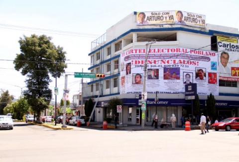 A una horas de dar por concluido el proceso electoral en el estado, el abanderado del PRI fue evidenciado a través de una lona colocada en una de las principales arterias de la ciudad rielera, dónde se presume su vínculo con grupos políticos afines a Mario Marín Torres.