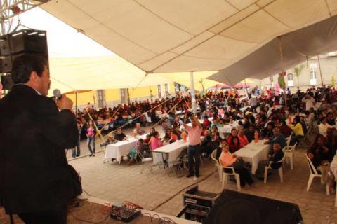 Alcalde les canta las mañanitas a las madres en su día imagen 5