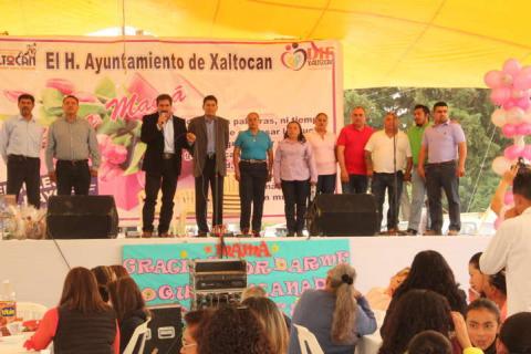 Alcalde les canta las mañanitas a las madres en su día imagen 4