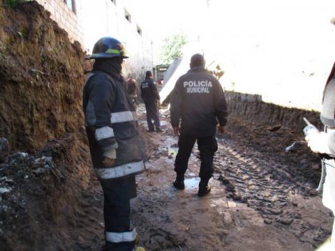 Gobierno de Texoloc brinda total apoyo a afectados por derrumbe de corral por motivo de obra
