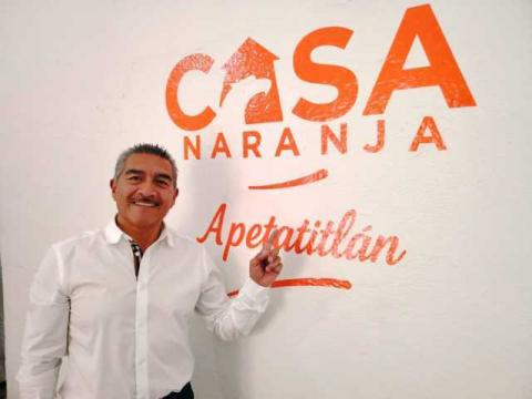 Con nueva casa naranja en Apetatitlán “El changuito” refuerza presencia política en la región