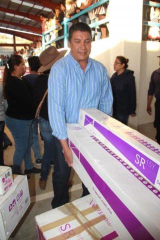 En esta 2da entrega de calentadores apoyamos a 456 familias: Murias Juárez imagen 2