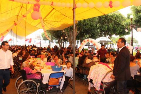 El festejar a las mamás es un reconocimiento por su labor diaria: alcalde imagen 2