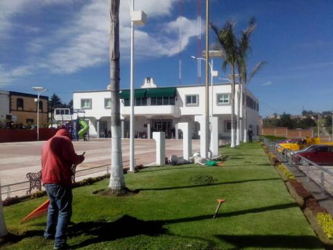 Dan mantenimiento a áreas verdes en Tzompantepec imagen 3