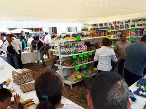 Lleva CCCD productos de la canasta básica a Xalcaltzinco imagen 2