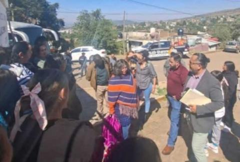 En Tlaxco estalla conflicto en primaria; padres cierran escuela y acusan abusos de directora