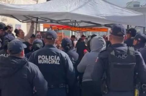 Con granaderos alcalde de Calpulalpan intenta frenar tianguis y comerciantes estallan