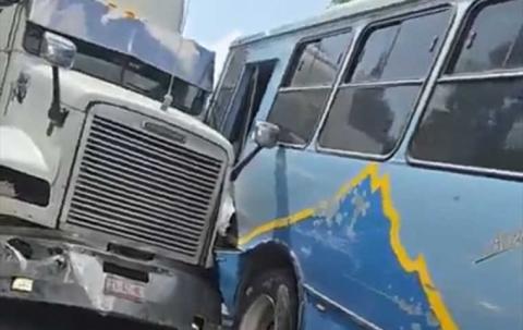 Caos en la Apizaco-Tlaxcala: Tráiler se lleva siete vehículos y paraliza la circulación
