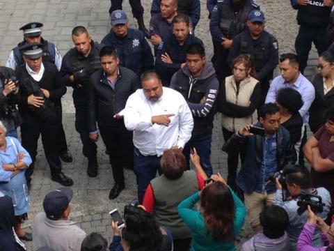 Amenazan con tomar la presidencia si alcalde no reduce su sueldo imagen 1
