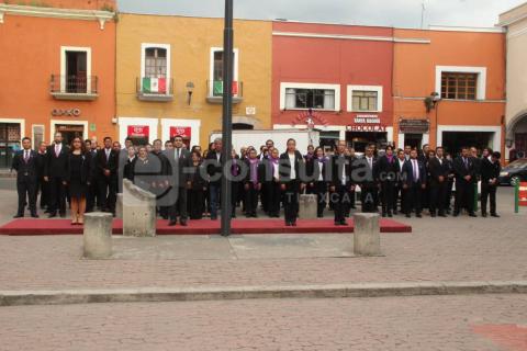 Alcalde de Calpulalpan encabezo Arrió de lábaro patrio en la capital del estado imagen 4