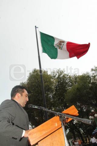 Alcalde de Calpulalpan encabezo Arrió de lábaro patrio en la capital del estado imagen 2