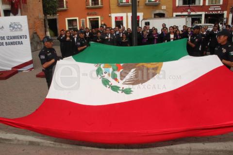 Alcalde de Calpulalpan encabezo Arrió de lábaro patrio en la capital del estado imagen 1