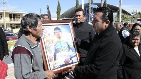 Tzompantepec despide y rinde homenaje póstumo al ciclista Carlos López imagen 2