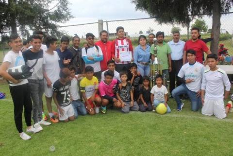 Alcaldesa de Axocomanitla premia a equipos ganadores de futbol imagen 1