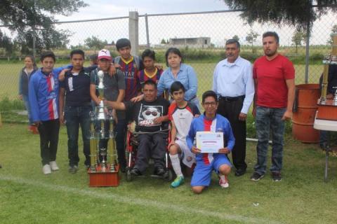 Alcaldesa de Axocomanitla premia a equipos ganadores de futbol imagen 3