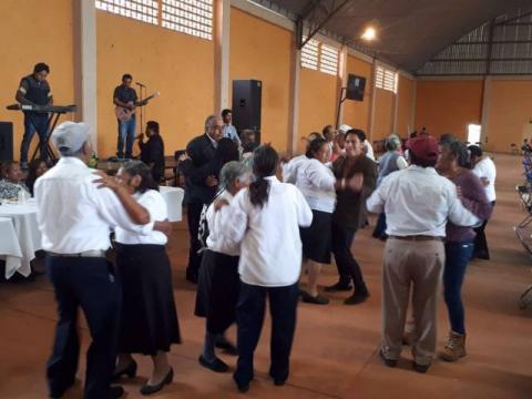 Festejan día del abuelo en Ayometla imagen 1