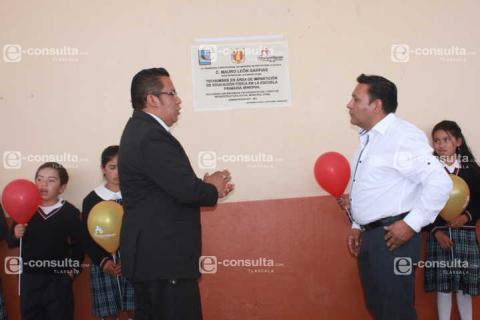 Alcalde eleva la calidad educativa en la comunidad de Cuaximala con una techumbre imagen 1