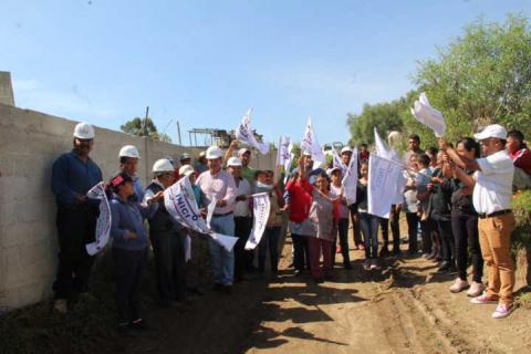 Alcalde acerca los servicios básicos a 2 calles de San Vicente Xiloxochitla imagen 3