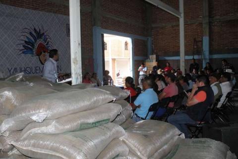 Alcalde entrega fertilizante orgánico a campesinos del municipio imagen 2
