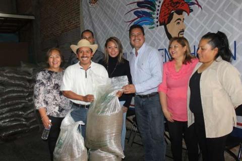 Alcalde entrega fertilizante orgánico a campesinos del municipio imagen 1