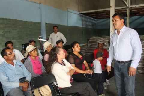 Alcalde entrega fertilizante orgánico a campesinos del municipio imagen 4