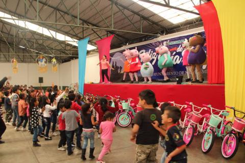 Alcalde festeja el Día de Reyes con juguetes y un show de Peppa Pig imagen 3