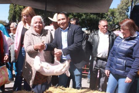 Alcalde y diputada apoyan a 143 productores con herramientas y animales imagen 1