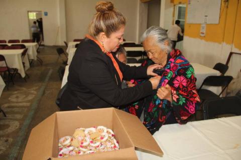 Ayuntamiento y SMDIF festejo en grande a los abuelitos imagen 1