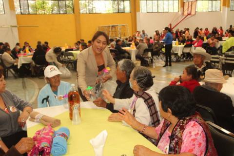 Ayuntamiento y SMDIF festejo en grande a los abuelitos imagen 3