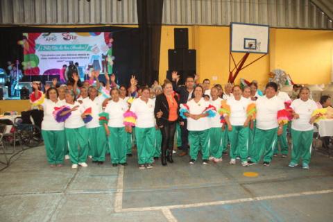Ayuntamiento y SMDIF festejo en grande a los abuelitos imagen 2