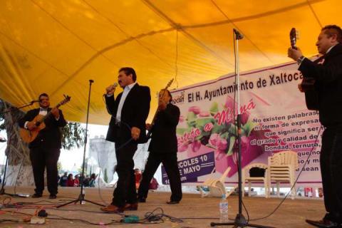 Alcalde les canta las mañanitas a las madres en su día imagen 1