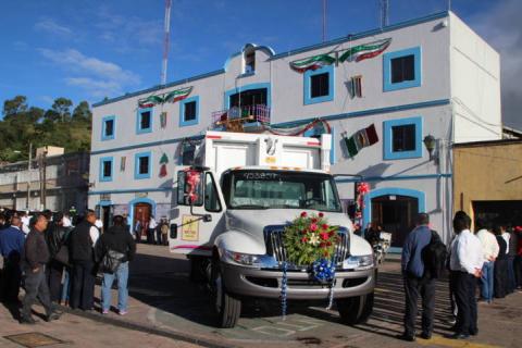 Alcalde pone en marcha nuevo camión recolector de basura imagen 1