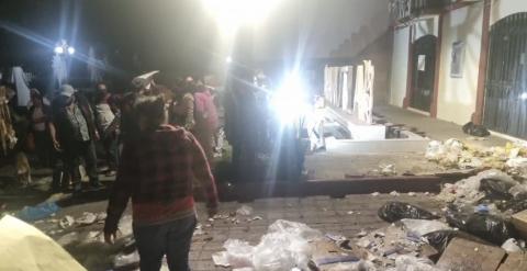 Pobladores de Panotla arrojan basura a la alcaldía y piden el cierre definitivo del relleno
