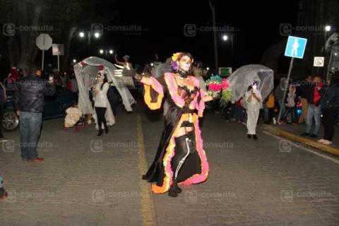 Celebrando Hasta Morir reunió a charros, catrines y catrinas en su desfile nocturno imagen 4