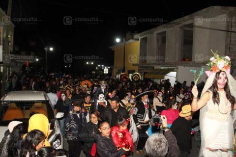 Celebrando Hasta Morir reunió a charros, catrines y catrinas en su desfile nocturno imagen 3
