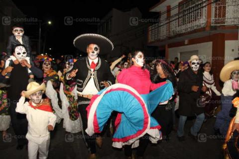 Celebrando Hasta Morir reunió a charros, catrines y catrinas en su desfile nocturno imagen 1