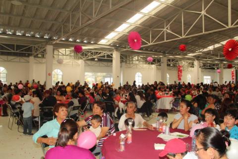 Alcalde reconoce a las mamás en su día con una comida y muchos regalos imagen 4