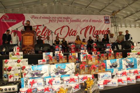 Alcalde reconoce a las mamás en su día con una comida y muchos regalos imagen 1