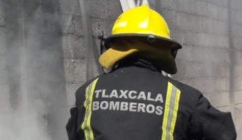 Voraz incendio en vivienda alarma a vecinos de Apizaco durante la madrugada de hoy