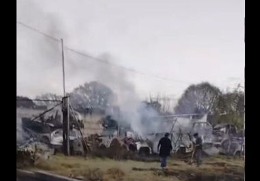 Pérdidas millonarias deja fuerte incendio en lote de autos de Tenancingo
