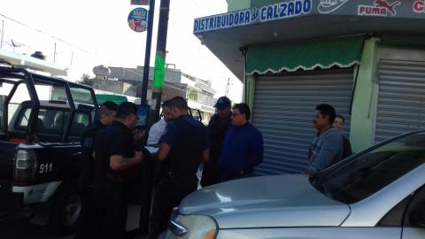 Pobladores de la comunidad de Guadalupe Ixcotla, en Chiautempan, solicitaron el apoyo de la policía municipal para desalojar a comerciantes que pretenden instalar un tianguis todos los jueves en ese lugar, a pesar de que existe un documento firmado por su presidente, Cruz Hernández Pérez, de que no se les daría permiso para hacerlo.  No obstante ello, desde la mañana de hoy un grupo de mercaderes se preparaba para acomodar sus puestos sobre la calle Venustiano Carranza, la cual además de ser una vía princip