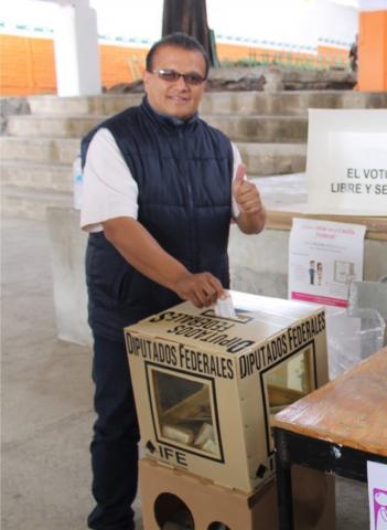 Emite su Voto Víctor Manuel Ávila