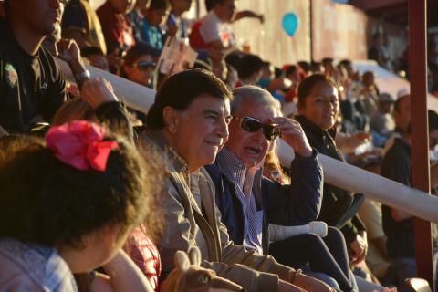 EL GOBERNADOR DEL ESTADO, MARIANO GONZÁLEZ ZARUR, PRESENCIÓ EN EL ESTADO TLAHUICOLE DE LA CIUDAD CAPITAL, EL PARTIDO DE COYOTES VS PUMAS PREMIER. EN ESTA OCASIÓN ESTUVO ACOMPAÑADO DE DIRECTIVOS DEL EQUIPO LOCAL, QUE SE IMPUSO 3-1 SOBRE SU OPONENTE.