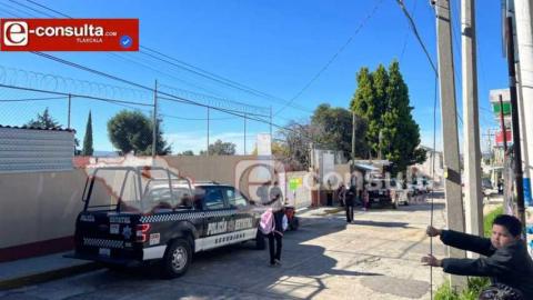 Entregan oficio a la SEPE para que destituyan a director de una escuela de Apetatitlán por irregularidades