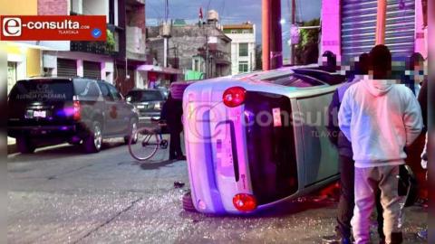 Prisas provocan choque y volcadura, reportan daños materiales, en SPM