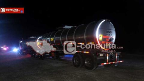 Hampones secuestran a trailero y roban tractocamión con 150 mil litros de alcohol, en Calpulalpan