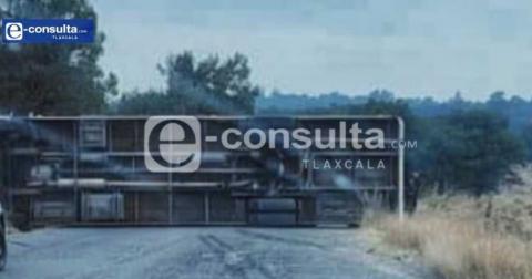 Vuelca transporte de personal por aparente exceso de velocidad, en Hueyotlipan