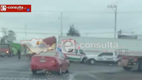 Médico impacta contra tráiler en la Apizaco-Tlaxco y vive para contarlo