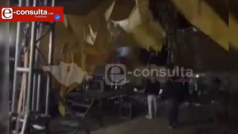 Fuertes ráfagas de viento dañan escenario previo a evento en Atltzayanca; reportan daños materiales