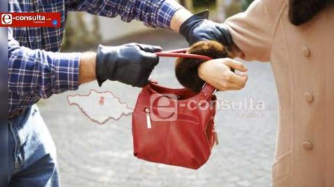 Asaltan a tesorera de escuela y la despojan de 200 mil pesos que eran para materiales, en Calpulalpan